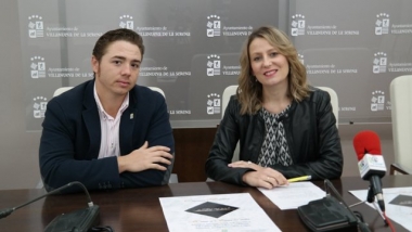 Mónica Calurano con el director de la Banda de Villanueva