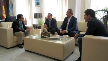 reunión decathlon con el alcalde de Villanueva