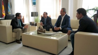 reunión decathlon con el alcalde de Villanueva