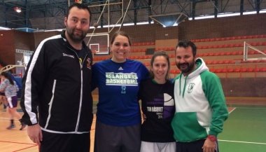 jugadoras del Tarragona con entrenadores del Doncel