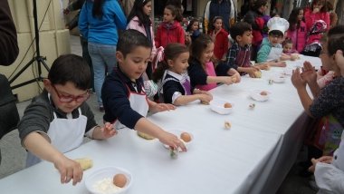 niños en el taller de hornazos