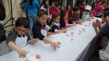 niños en el taller de hornazos