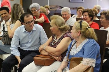 Miguel Ángel Gallardo con un grupo de mayores