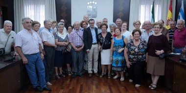mayores de villanueva con el alcalde
