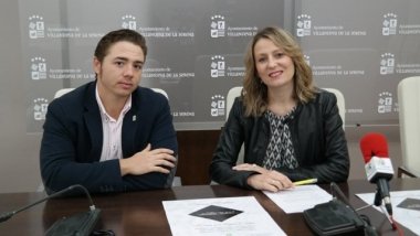 Mónica Calurano con el director de la Banda de Villanueva
