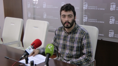 arturo garcía presentando el halloween