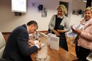 molina cascos firmando libros