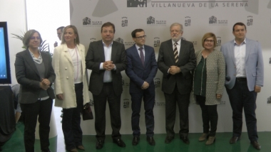 autoridades en el palacio de congresos de Villanueva