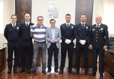 los agentes con el jefe de la policía local, concejal y alcalde