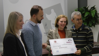 entrega donativo a asociación contra el cáncer de Villanueva