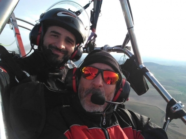 vicente mendoza y su compañero en el aire