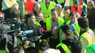 herminio íñiguez atendiendo a los medios en el día de la tractorada