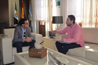 mario pérez con el alcalde de Villanueva