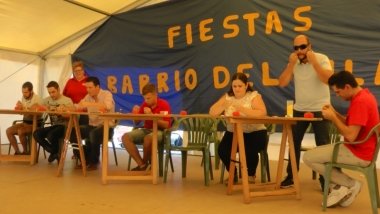concurso de agujas en las fiestas del pilar de villanueva