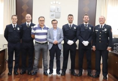 los agentes con el jefe de la policía local, concejal y alcalde